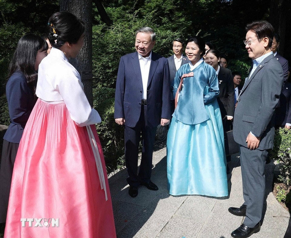 Tổng thống Hàn Quốc Lee Jae Myung và Phu nhân Kim Hye Kyung đón Tổng Bí thư Tô Lâm và Phu nhân Ngô Phương Ly. (Ảnh: Thống Nhất/TTXVN)