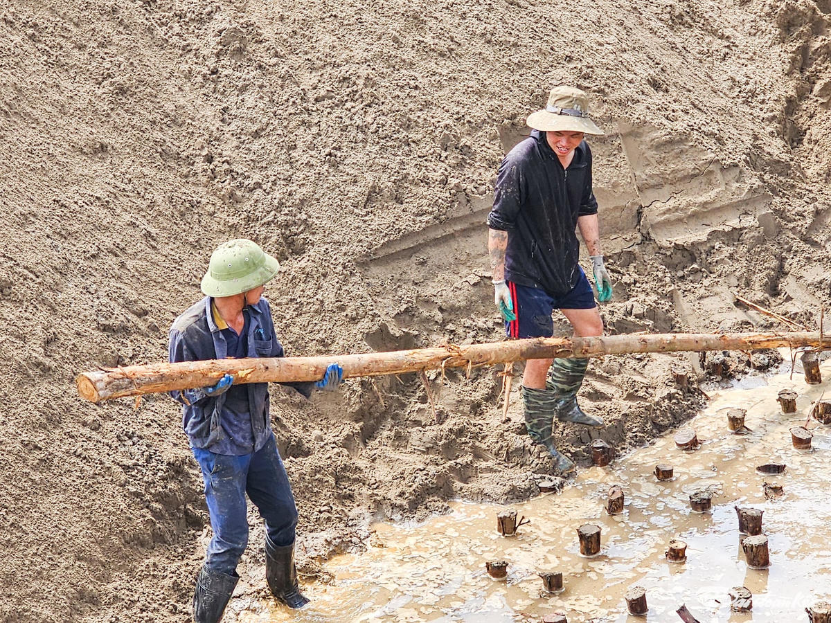 Công nhân lao động hăng say trên công trường. Ảnh: Đình Minh