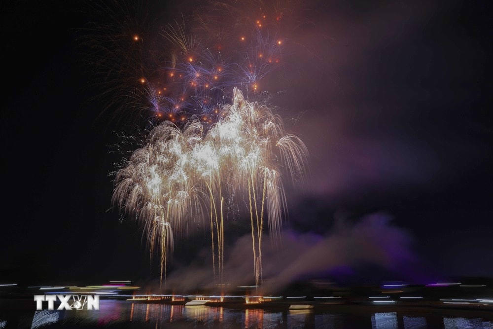 Màn bắn pháo hoa tầm cao trên dòng sông Nậm Rốm lịch sử. (Ảnh: Xuân Tư/TTXVN) ttxvn_phao_hoa_5.jpg