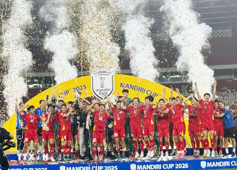 Các cầu thủ U23 Việt Nam hân hoan nâng cao cúp vô địch U23 Đông Nam Á 2025 trên sân Gelora Bung Karno. (Ảnh: TTXVN).