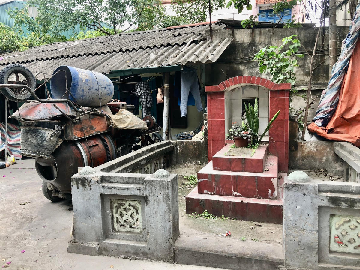 Được biết, những ngôi mộ này thuộc về nhiều dòng họ khác nhau và đã có từ khoảng trăm năm trước.