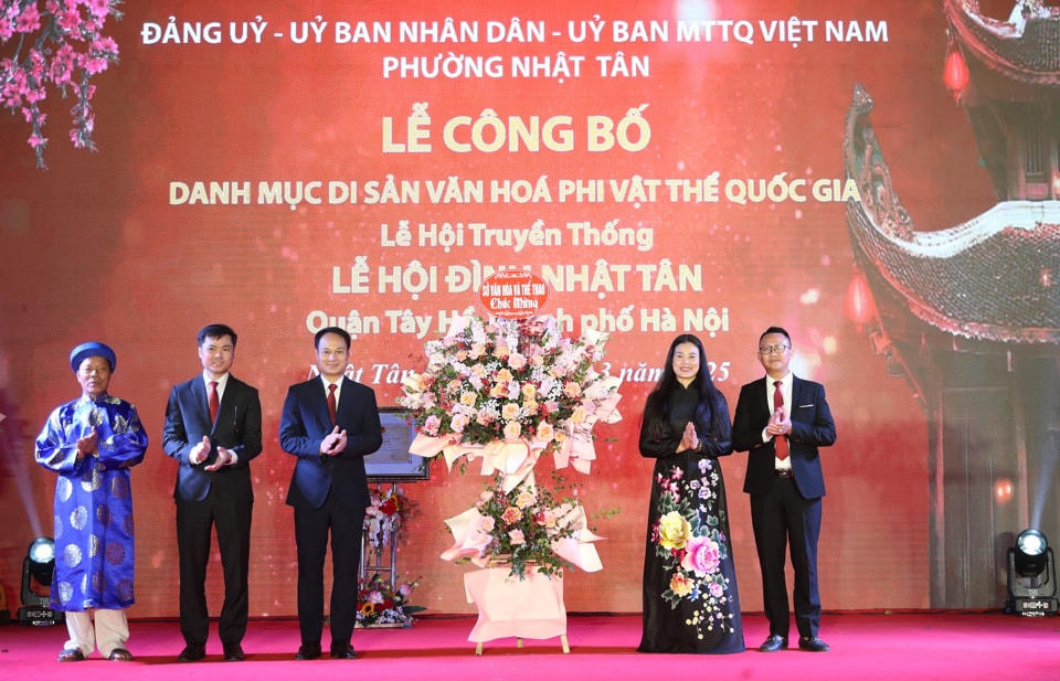 Giám đốc Sở VH&TT Hà Nội Bạch Liên Hương tặng hoa chúc mừng.