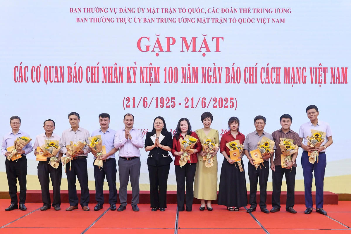 Phó Chủ tịch - Tổng Thư ký Nguyễn Thị Thu Hà và đồng chí Lê Hải Bình trao quà cho các đại biểu tham dự buổi gặp mặt. Ảnh: Quang Vinh.