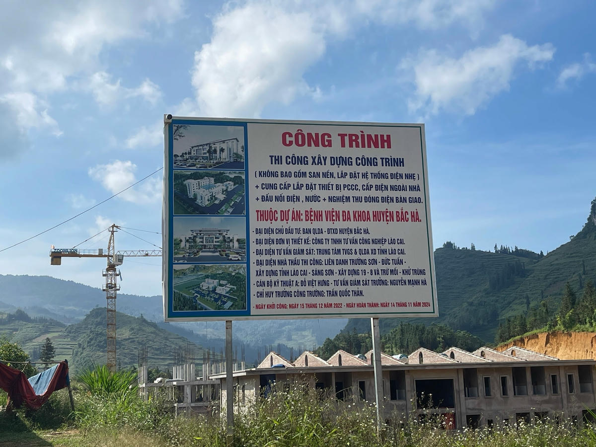 Đại diện nhà thầu thi công là Liên danh Công ty TNHH MTV Trường Sơn – Công ty TNHH đầu tư xây dựng Đức Tuấn – Xây dựng Lào Cai – Công ty TNHH Sáng Sơn – Công ty TNHH Xây dựng 19 – 8 và Trừ mối – Khử trùng. Ảnh: Ngô Hùng