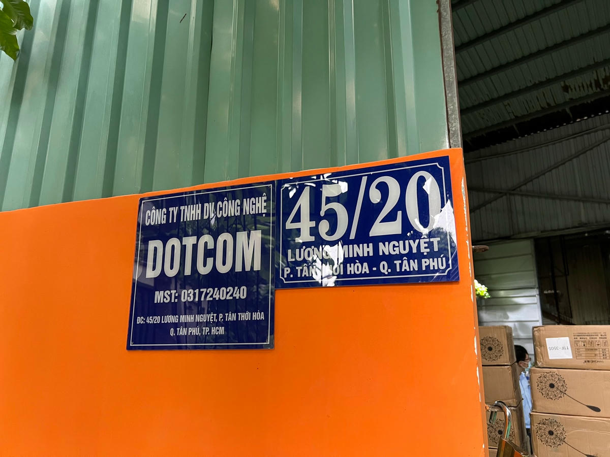 QLTT TP HCM kiểm tra nhiều kho hàng trên địa bàn.