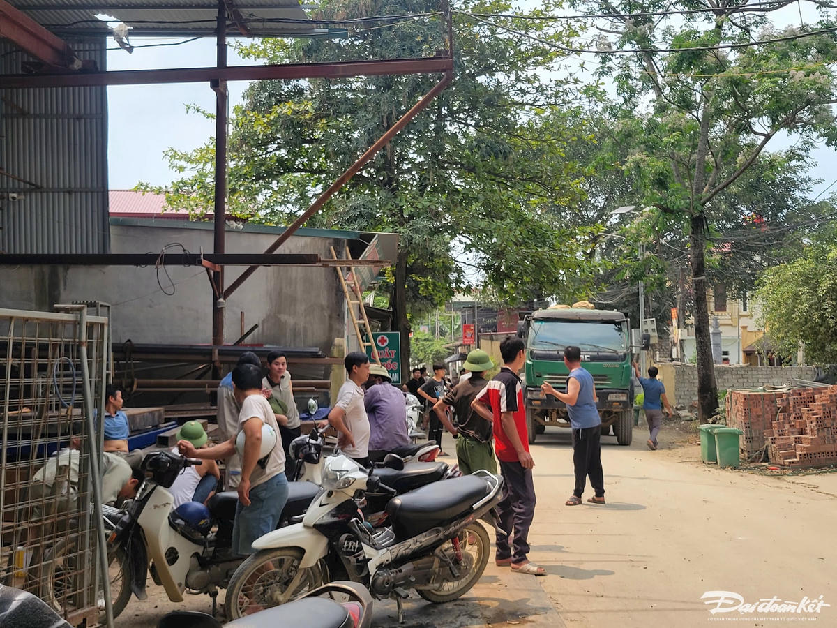 Người dân bức xúc, tập trung phản ánh việc nổ mìn gây bụi và làm đá văng của DN. Ảnh: Đình Minh