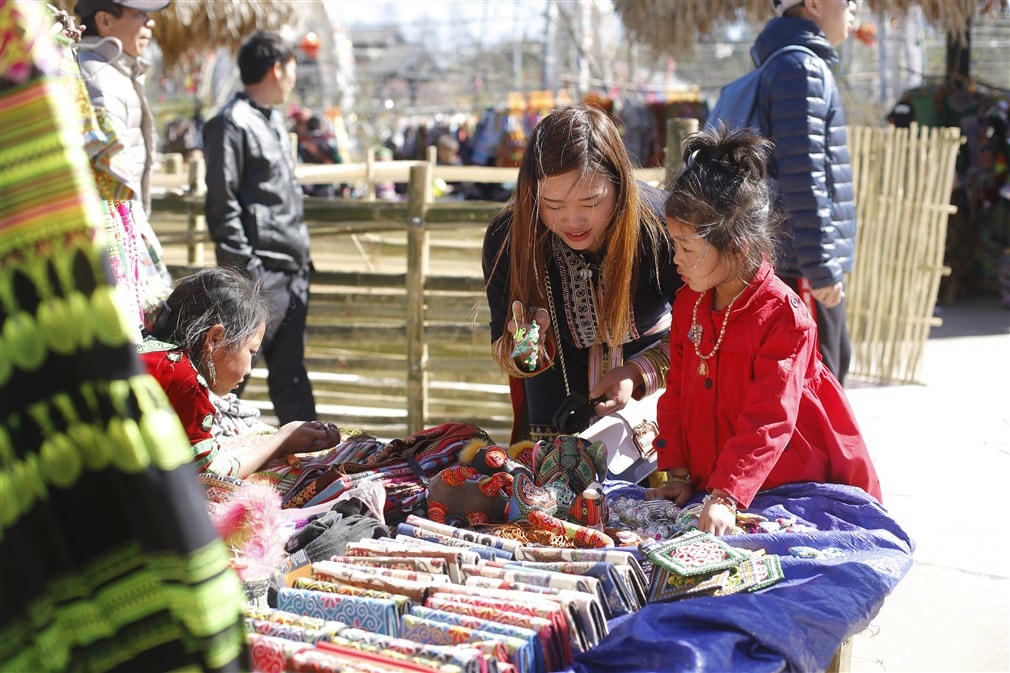 Lễ hội khèn hoa tái hiện không gian chợ Tết Tây Bắc.