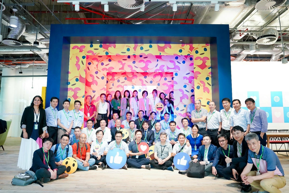 Các đoàn công tác trong chuyến đi chụp ảnh lưu niệm.