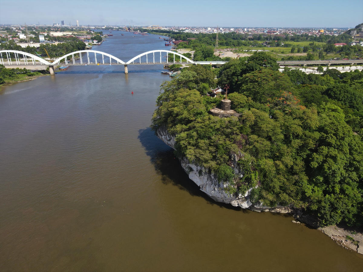 Núi Non Nước hay được gọi với cái tên là núi Dục Thúy Sơn do Trương Hán Siêu đặt lại vào đời Trần. Đây là một ngọn núi đẹp, nằm ở trung tâm TP Ninh Bình, phía Nam cầu Non Nước, ngay trên ngã ba sông Vân và sông Đáy.  