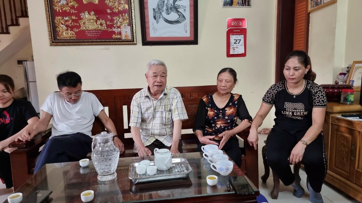Gia đình ông Vũ Hưu Cương cung cấp thông tin cho báo chí