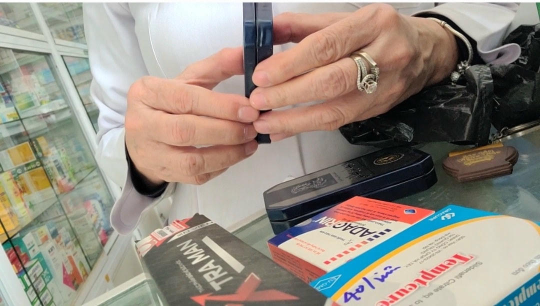 Người bán mặc áo blue trắng giới thiệu thuốc kích dục cho khách tại một nhà thuốc trên địa bàn Cầu Giấy, Hà Nội.