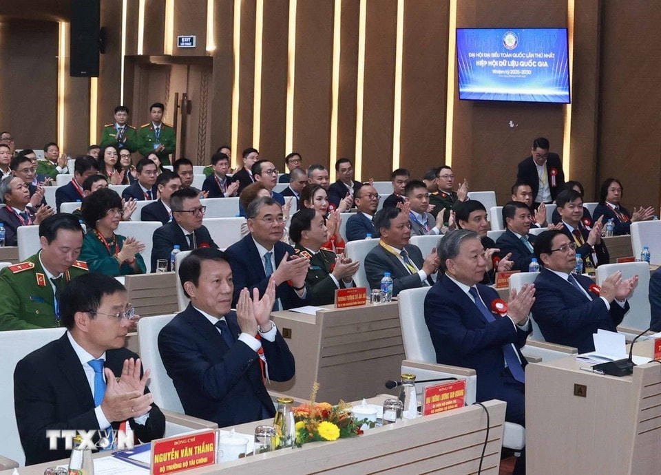 Tổng Bí thư Tô Lâm, Thủ tướng Phạm Minh Chính và các đại biểu dự Đại hội đại biểu toàn quốc lần thứ nhất Hiệp hội Dữ liệu Quốc gia. (Ảnh: Thống Nhất/TTXVN)