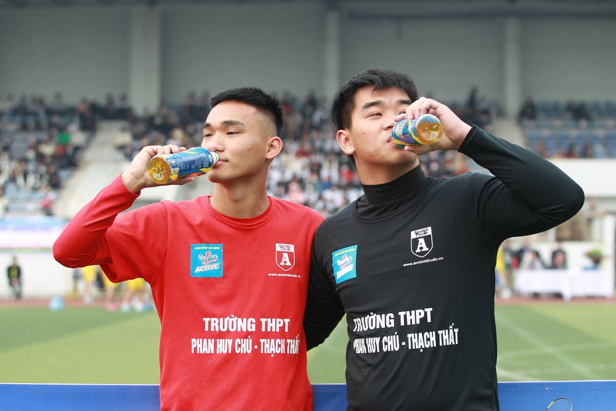 Nước uống vận động Number 1 Active Chanh muối đồng hành tiếp sức cùng các cầu thủ.