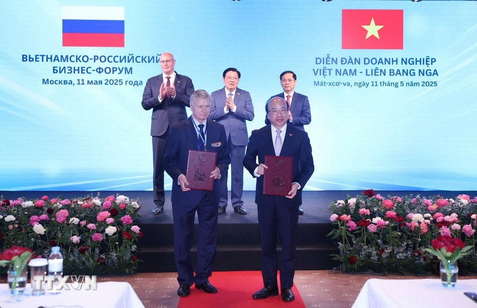 Lễ trao các văn kiện hợp tác giữa doanh nghiệp hai nước. (Ảnh: Thống Nhất/TTXVN)