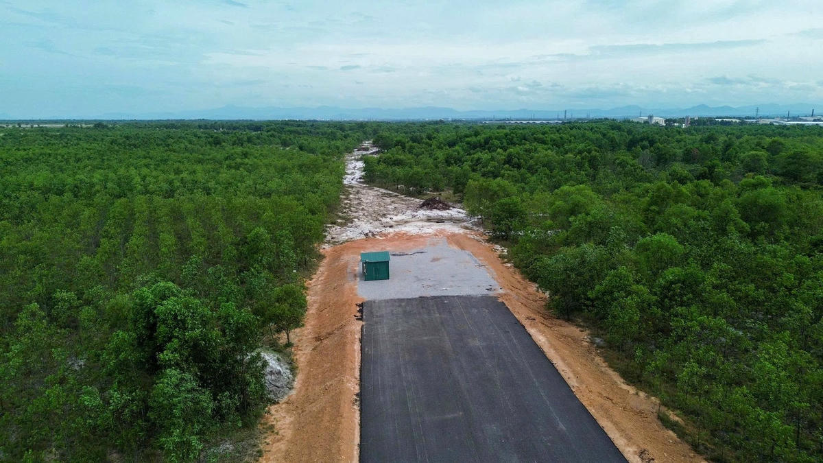 Dự án Đường tránh phía Đông thành phố Đông Hà đoạn qua Gio Quang (cũ, nay xã Gio Linh) còn vướng mặt bằng 1.000m. Ảnh: D.L.