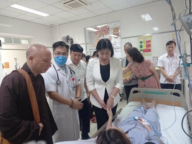 Chủ tịch Mặt trận Hà Nội Nguyễn Lan Hương động viên, thăm hỏi các nạn nhân.