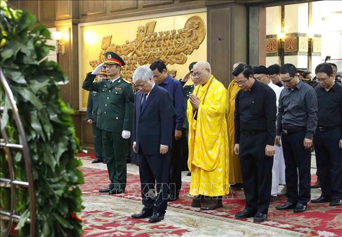 Đoàn Ủy ban Trung ương Mặt trận Tổ quốc Việt Nam do Chủ tịch Ủy ban Trung ương MTTQ Việt Nam Đỗ Văn Chiến dẫn đầu viếng Phó Thủ tướng Lê Văn Thành. Ảnh: An Đăng/TTXVN.