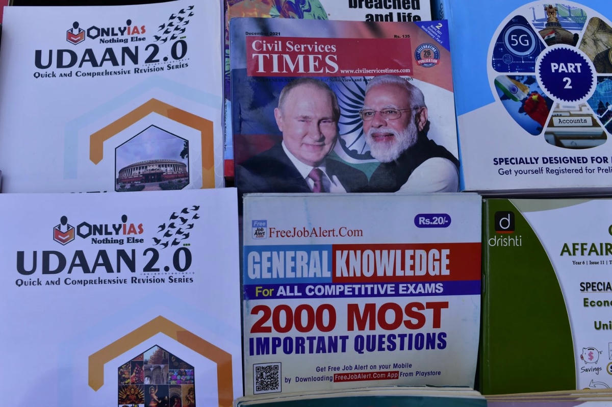 Các con hẻm ở Delhi tràn ngập các gian hàng bán sách cho các ứng cử viên. Ảnh: VICE.