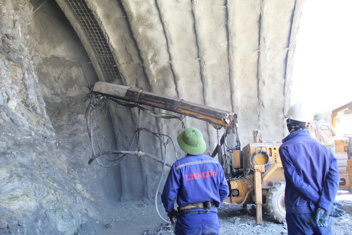 Tất cả các công đoạn đều được các kỹ sư theo dõi sát sao.