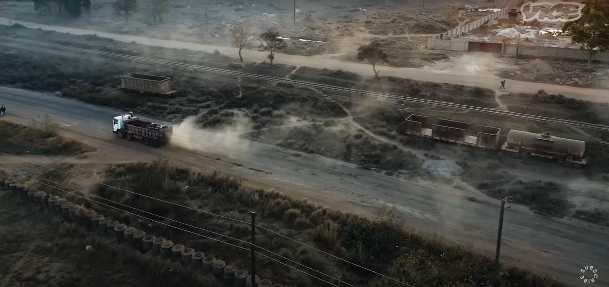 Những con đường đầy khói bụi ở Kabwe. Ảnh: VICE.