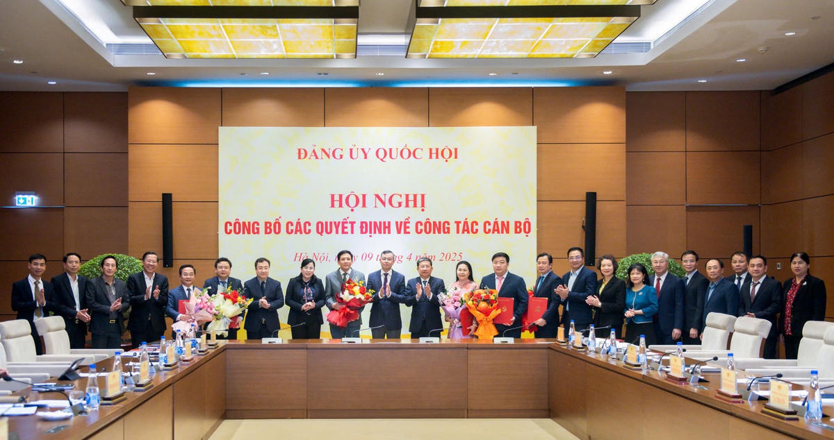 Các đại biểu chụp ảnh lưu niệm. Ảnh: M.T