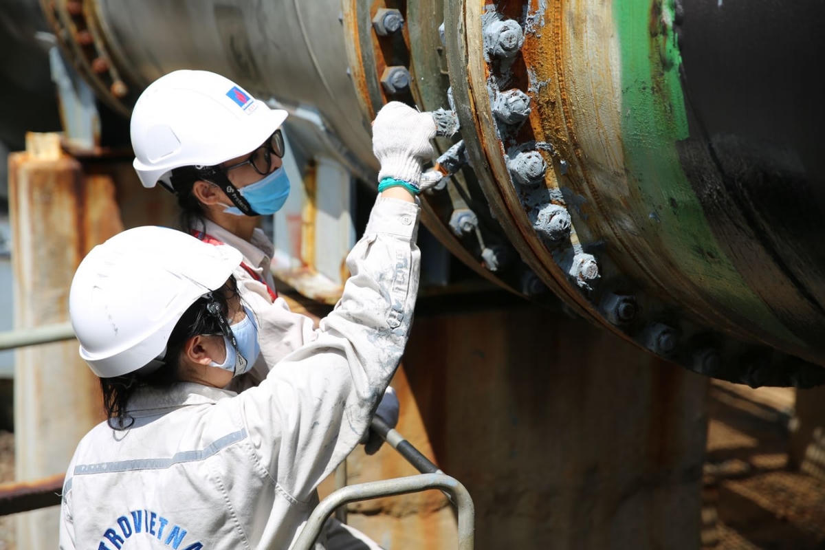 Người lao động BSR chăm sóc thiết bị trong Nhà máy.