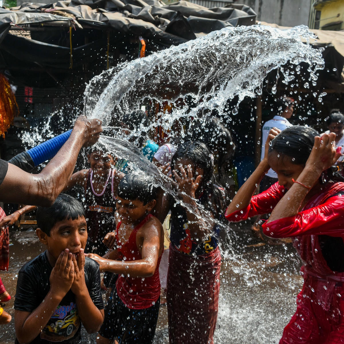 Con người sẽ buộc phải thích nghi với khí hậu do chính con người bóp méo. Ảnh: VICE.