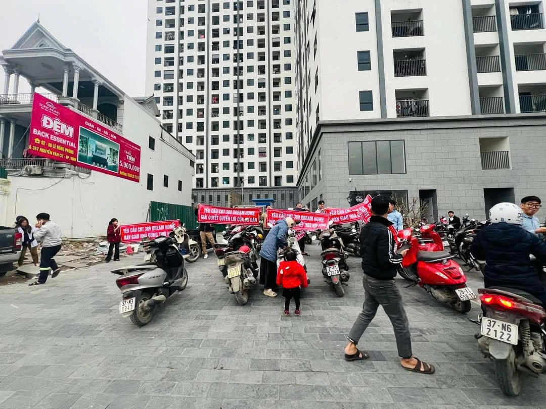 Trong 2 ngày qua, cũng liên quan đến vấn đề thu phí giữ xe, người dân đã giăng băng rôn yêu cầu chủ đầu thực hiện đúng cam kết hợp đồng đã ký. Ảnh: NDCC