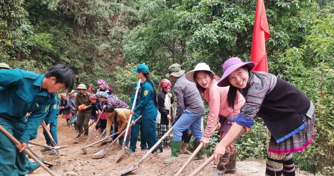 Ngày cuối tuần cùng dân đã trở thành việc làm thường xuyên, đem lại hiệu quả to lớn trong phát triển kinh tế, đảm bảo an ninh trật tự cũng như gắn kết tình quân dân, lãnh đạo nhận được thiện cảm của người dân ở Mù Cang Chải. Ảnh: Thu Thuỷ
