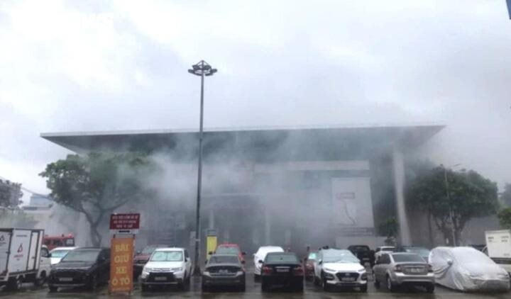 Cháy cổng nhà hát