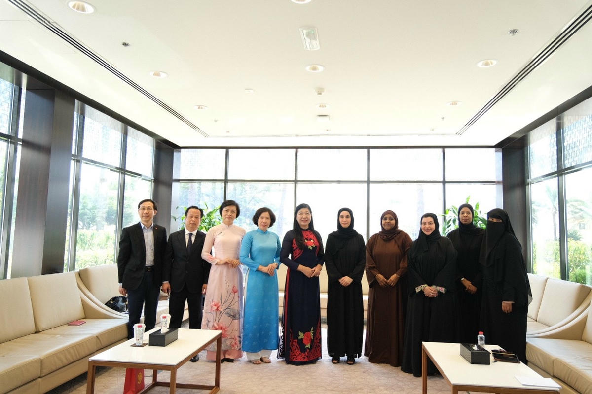 Bà Saikha Saeed Al Mansouri, Quyền Tổng GĐ Quỹ vì phụ nữ và trẻ em Dubai cùng ban lãnh đạo Quỹ tiếp và làm việc với Đoàn.