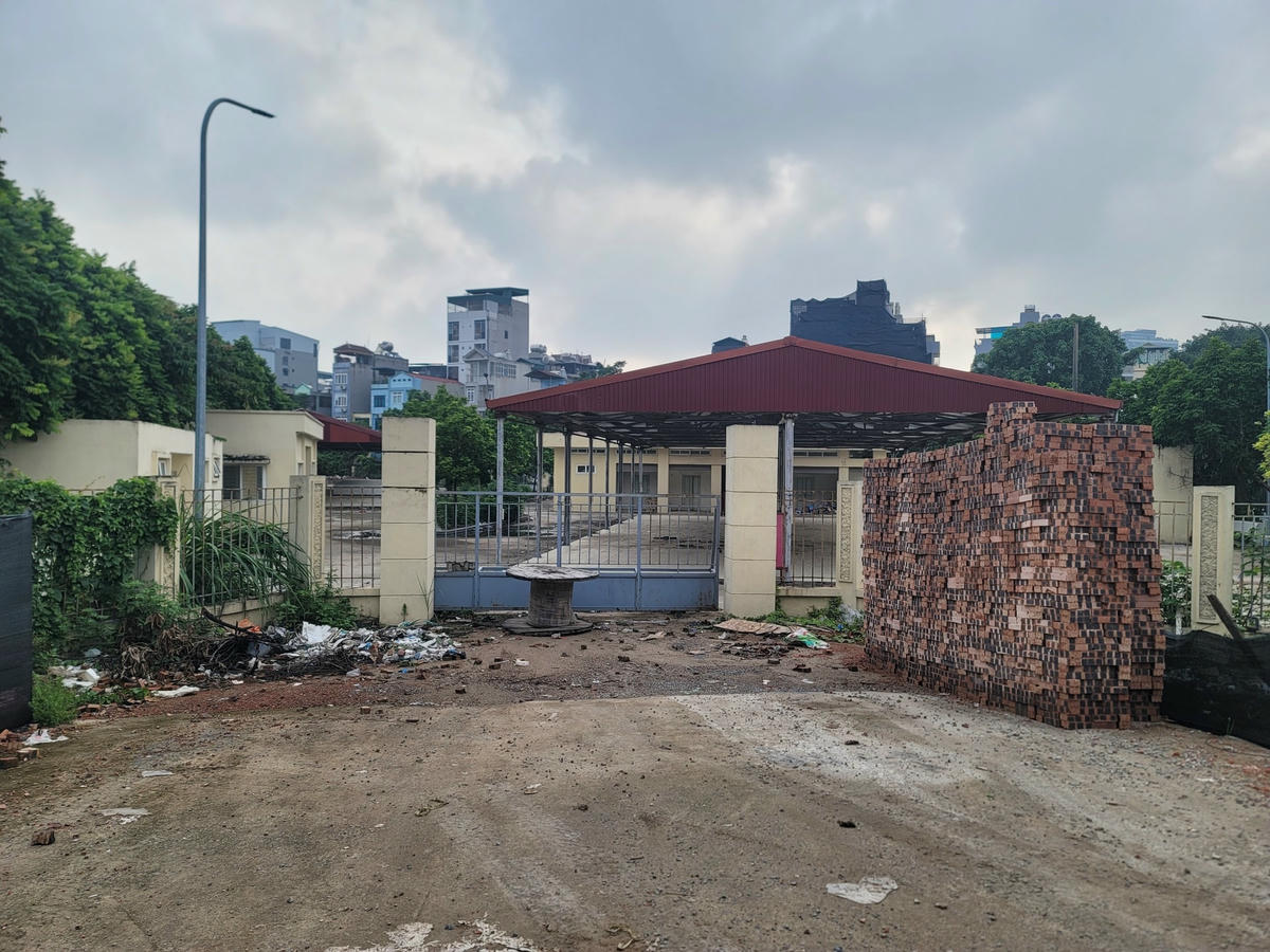 Cổng vào chợ rác thải nhếch nhách, là chỗ tập kết vật liệu xây dựng tập kết.