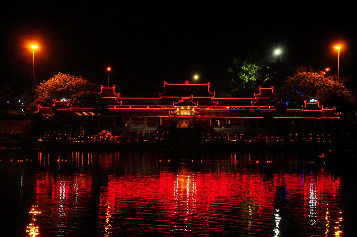 Đại lễ được tổ chức bên bờ Bắc sông Thạch Hãn.