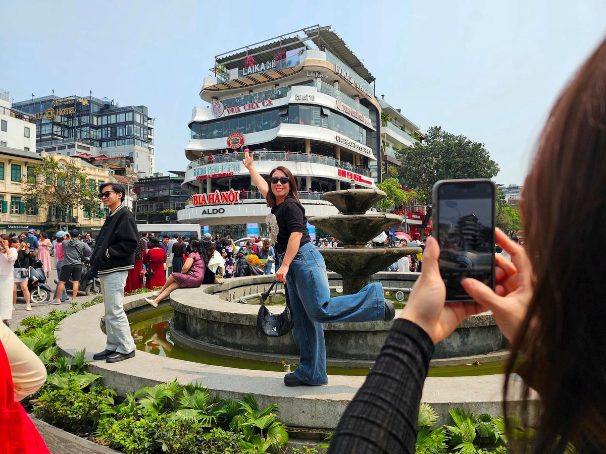 Theo anh Hải Nam, quản lý một quán cà phê trên phố Cầu Gỗ (Hoàn Kiếm, Hà Nội), mấy ngày hôm nay lượng người đổ về trước tòa nhà 