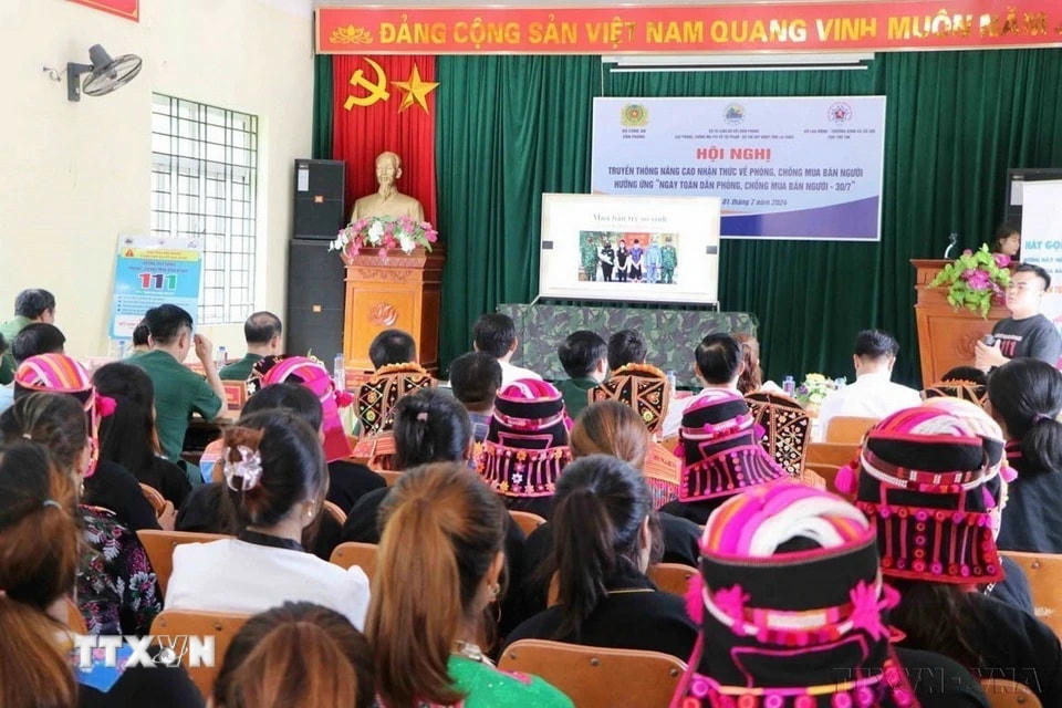 Người dân xã Huổi Luông, huyện Phong Thổ được trang bị kiến thức về tội phạm buôn bán người tại buổi truyền thông do Bộ Tư lệnh Bộ đội Biên phòng tỉnh Lai Châu phối hợp với các đơn vị tổ chức. (Ảnh: Nguyễn Oanh/TTXVN)