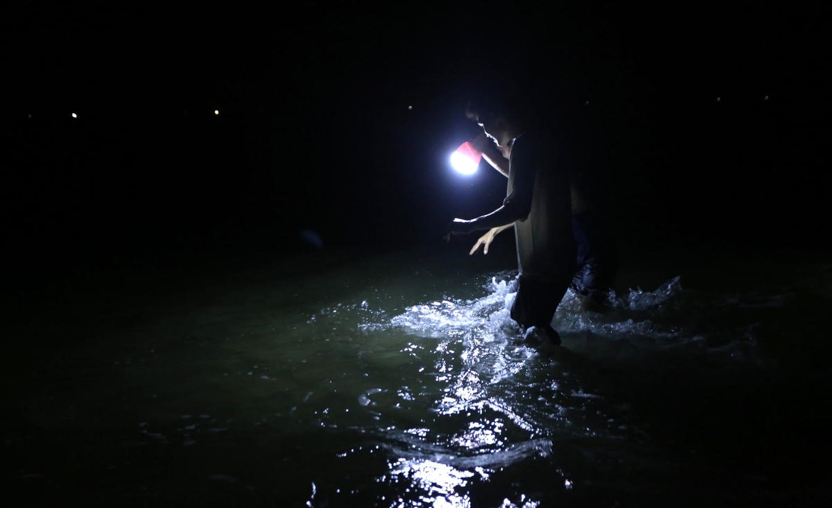 Người dân dùng đèn pin soi bắt bạch tuộc.