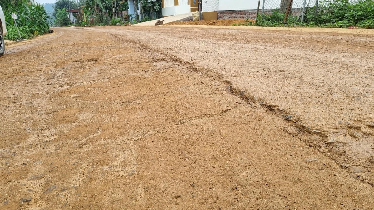 Khiến đường bị nứt, gãy.