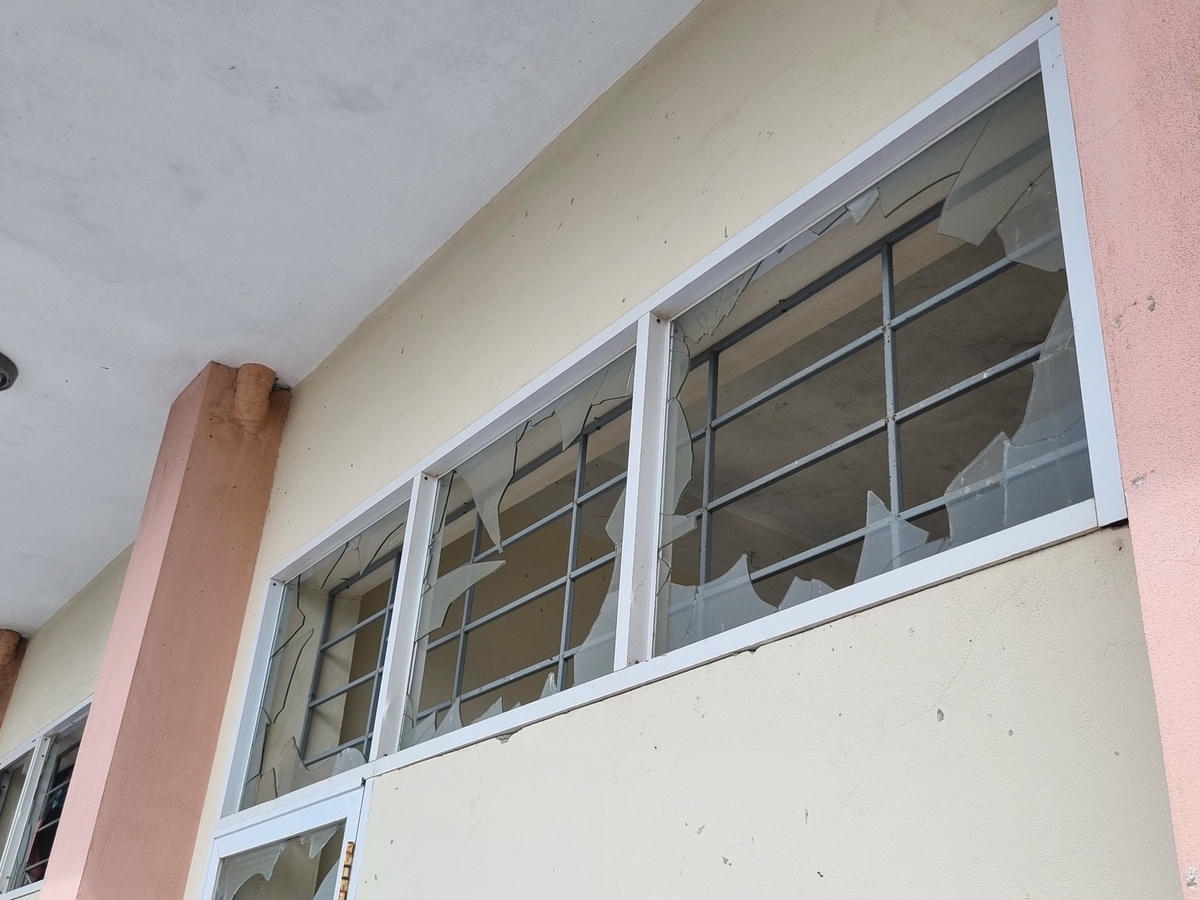 Các ô cửa bằng kính bị vỡ nát, các trụ tại đình chợ đã bị nứt gãy ngang, một số gian hàng trong chợ thì bị hư hỏng các thiết bị điện.