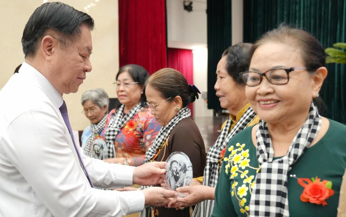 .Ông Nguyễn Trọng Nghĩa tặng quà tri ân các nữ cựu tù cách mạng tại Chương trình gặp mặt sáng 2822025 (Ảnh Minh Tuấn).