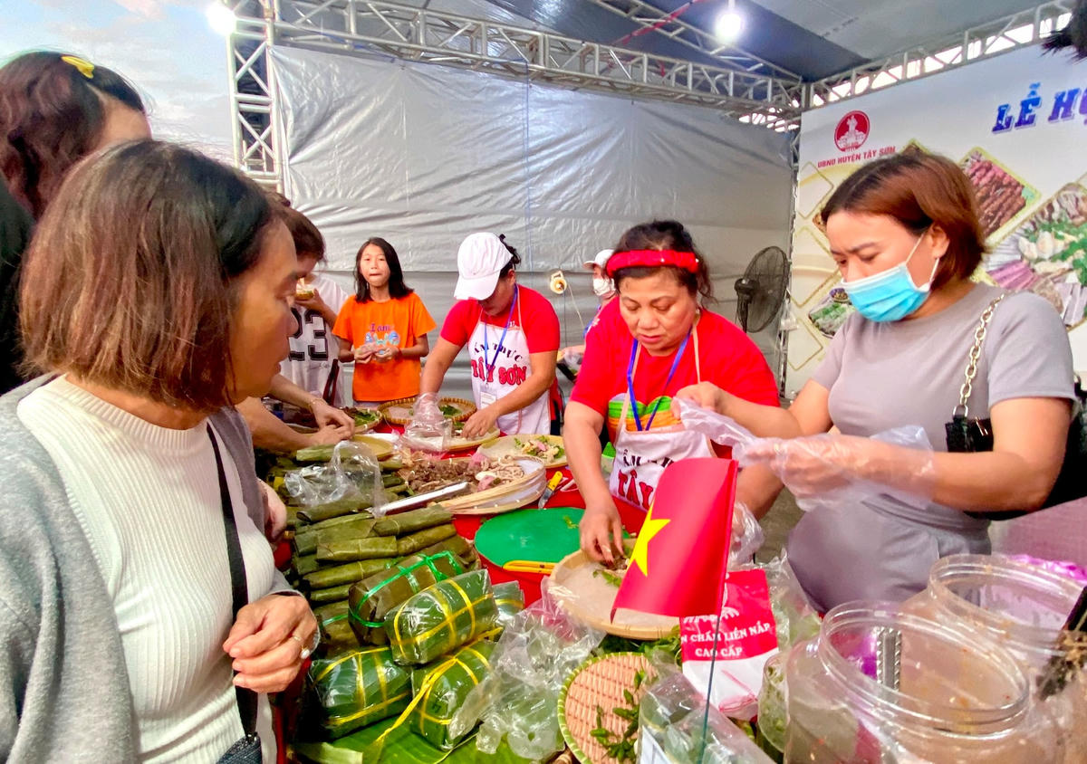 Du khách thích thú thưởng thức món ăn tại quầy ẩm thực Tây Sơn, Bình Định (1)
