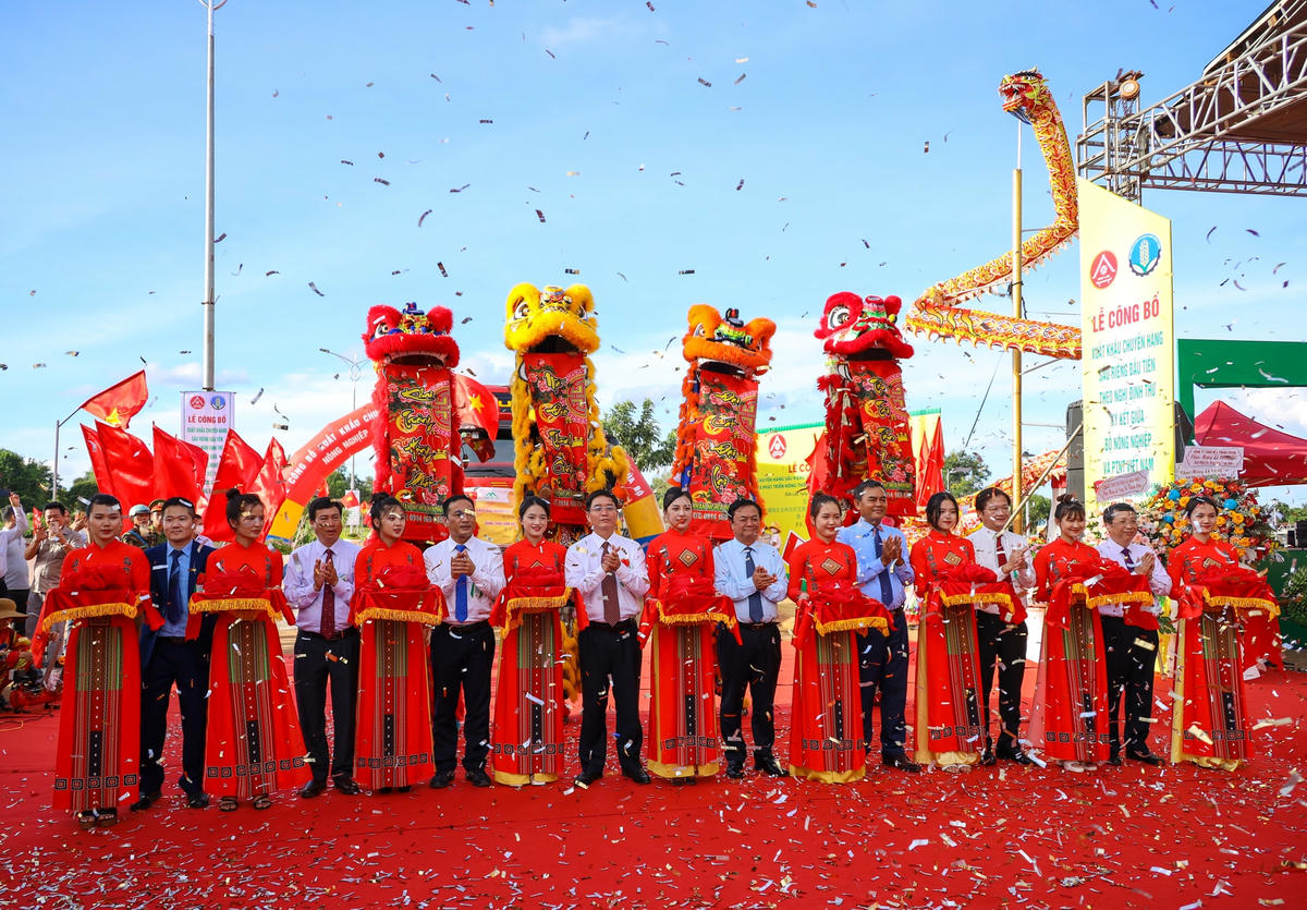 Các đồng chí lãnh đạo cắt băng khai trương lô hàng sầu riêng đầu tiên xuất khẩu sang Trung Quốc.