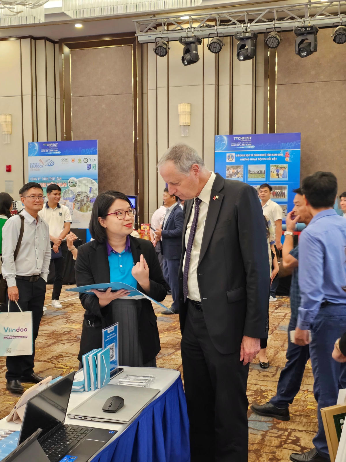 Đại sứ Israel trao đổi với Chuyên viên tư vấn của Viindoo.