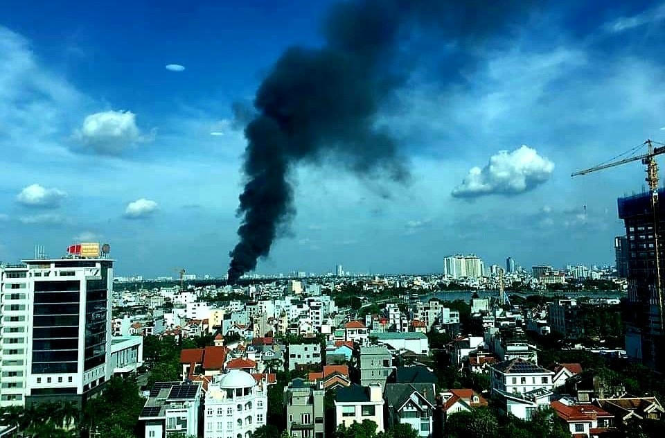 Theo một số người dân chứng kiến, khoảng 15h30 chiều nay (9/8) ngọn lửa lớn bất ngờ bùng lên từ ngôi nhà nuôi cá cảnh trong ngõ 264 Âu Cơ (Tây Hồ, Hà Nội) khiến cột khói đen bốc cao hàng trăm mét.
