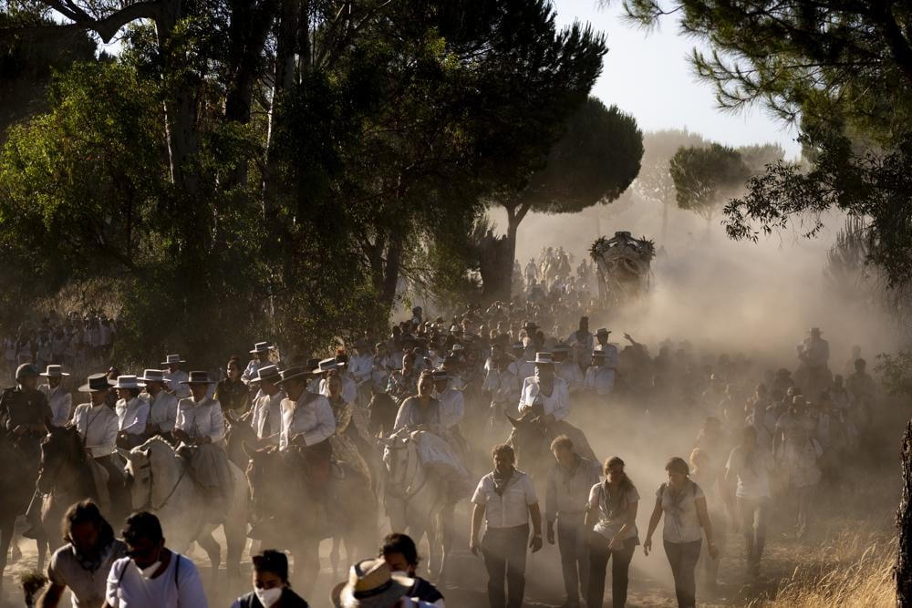Những người hành hương đi bộ trong Vườn quốc gia Donana trên đường đến đền thờ El Rocio ở Almonte, Tây Ban Nha. Ảnh: AP.
