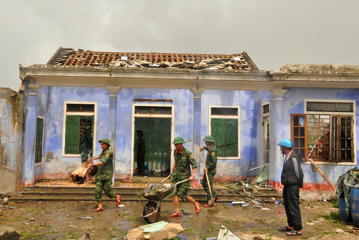 Ngay trong sáng nay, lực lượng chức năng đã đến hỗ trợ người dân dọn dẹp, khắc phục hậu quả.