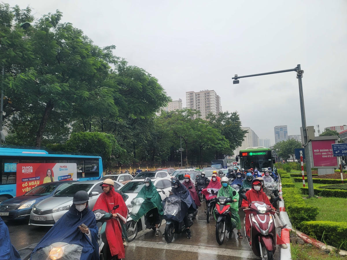 Khu vực Nguyễn Tuân, Hoàng Minh Giám, Lê Văn Lương giao thông ùn tắc, hỗn loạn.