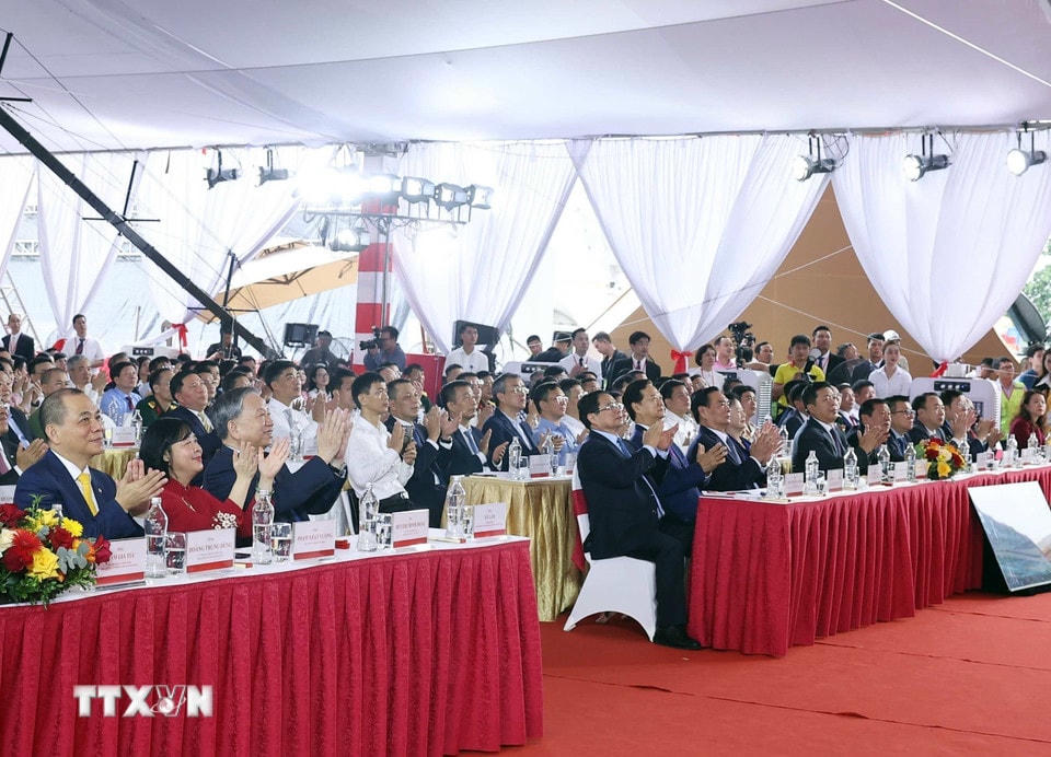 Tổng Bí thư Tô Lâm, Thủ tướng Phạm Minh Chính dự và chủ trì tại điểm cầu Trung tâm Triển lãm Việt Nam. (Ảnh: Thống Nhất/TTXVN) ttxvn-tong-bi-thu-va-thu-tuong-du-le-khanh-thanh-khoi-cong-cac-du-an-cong-trinh-chao-mung-80-nam-quoc-khanh-29-8219541-9.jpg