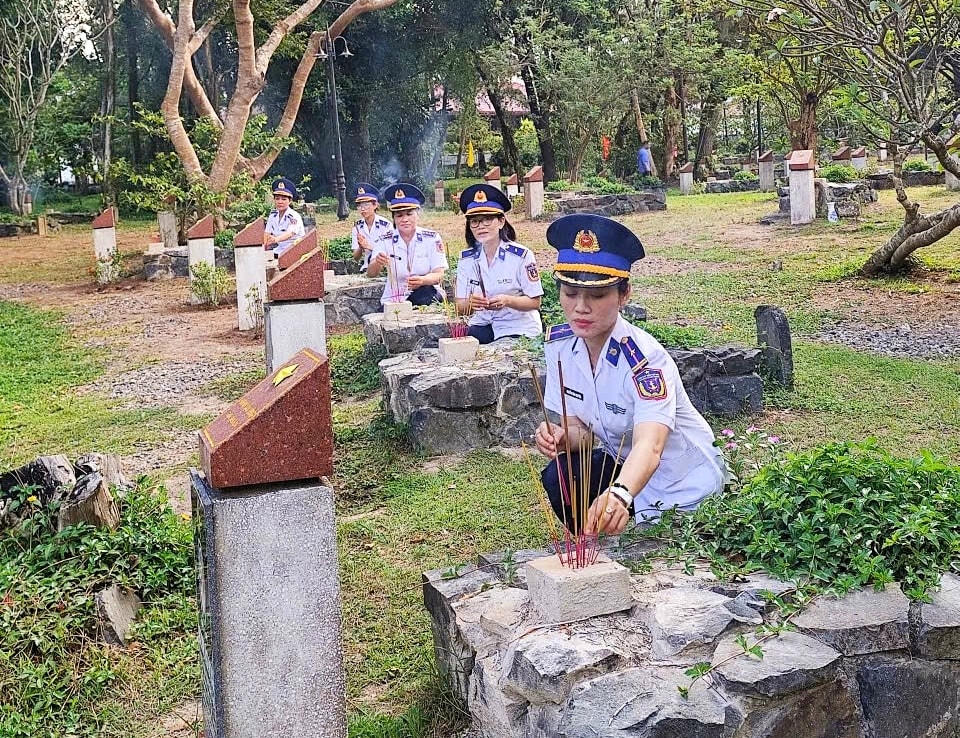 Cán bộ, hội viên phụ nữ dâng hương tưởng niệm nhớ các Anh hùng liệt sĩ tại Nghĩa trang Hàng Dương