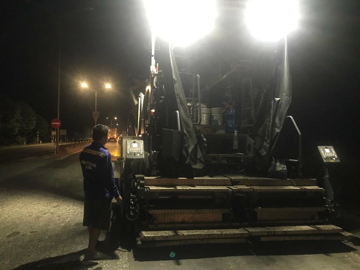 Các thiết bị máy móc hiện đại được triển khai để thực hiện việc trung tu sửa chữa.