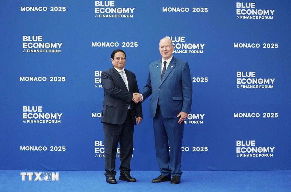 Hoàng thân Monaco Albert II đón Thủ tướng Phạm Minh Chính tham dự Hội nghị Đại dương của Liên hợp quốc lần thứ 3. (Ảnh: Dương Giang/TTXVN)